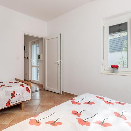 1 Bedroom Beautiful Apartment In Vrh Vrh  Kültér fotó