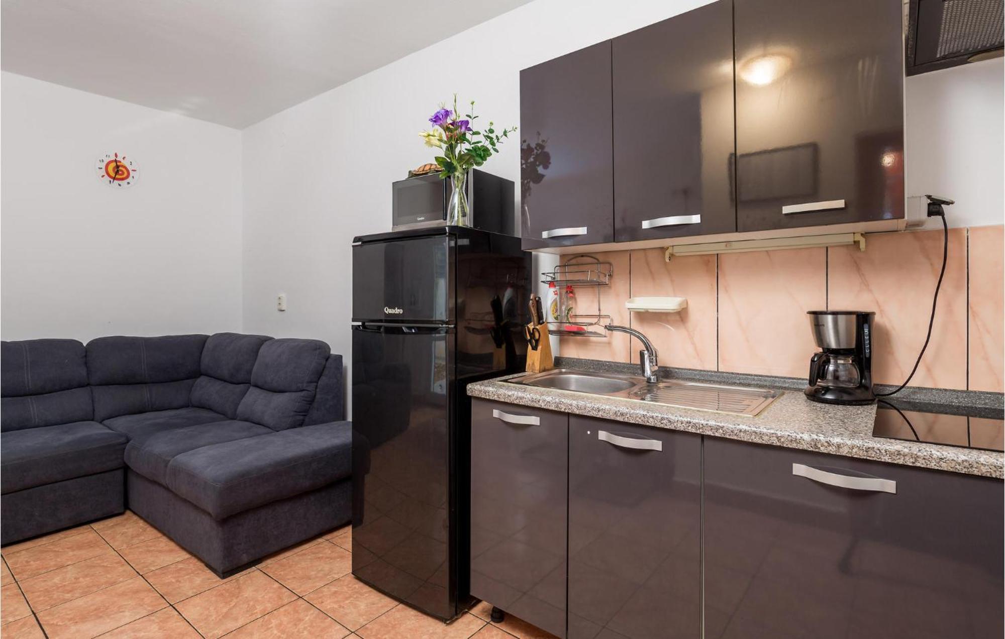1 Bedroom Beautiful Apartment In Vrh Vrh  Kültér fotó