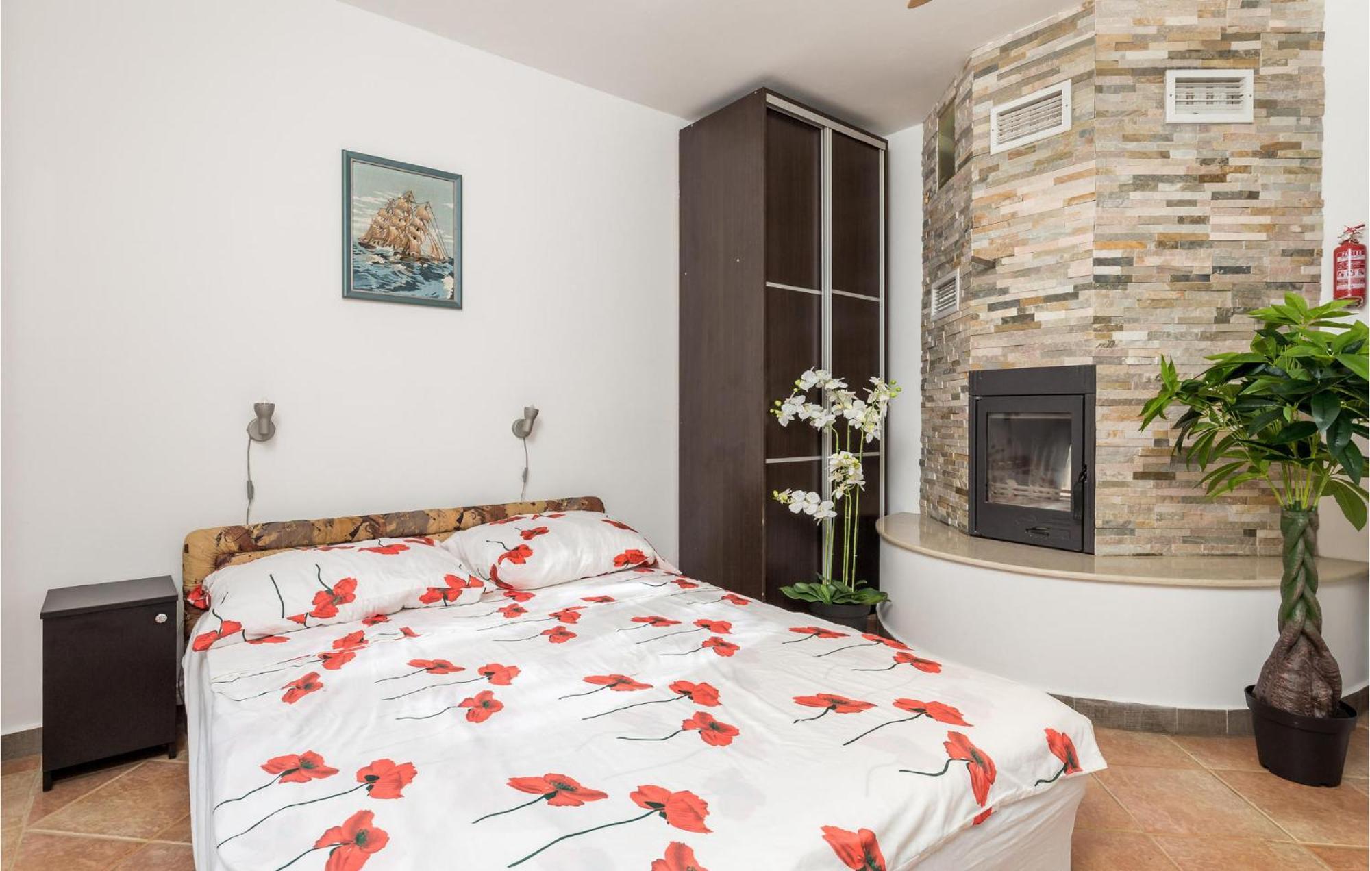1 Bedroom Beautiful Apartment In Vrh Vrh  Kültér fotó