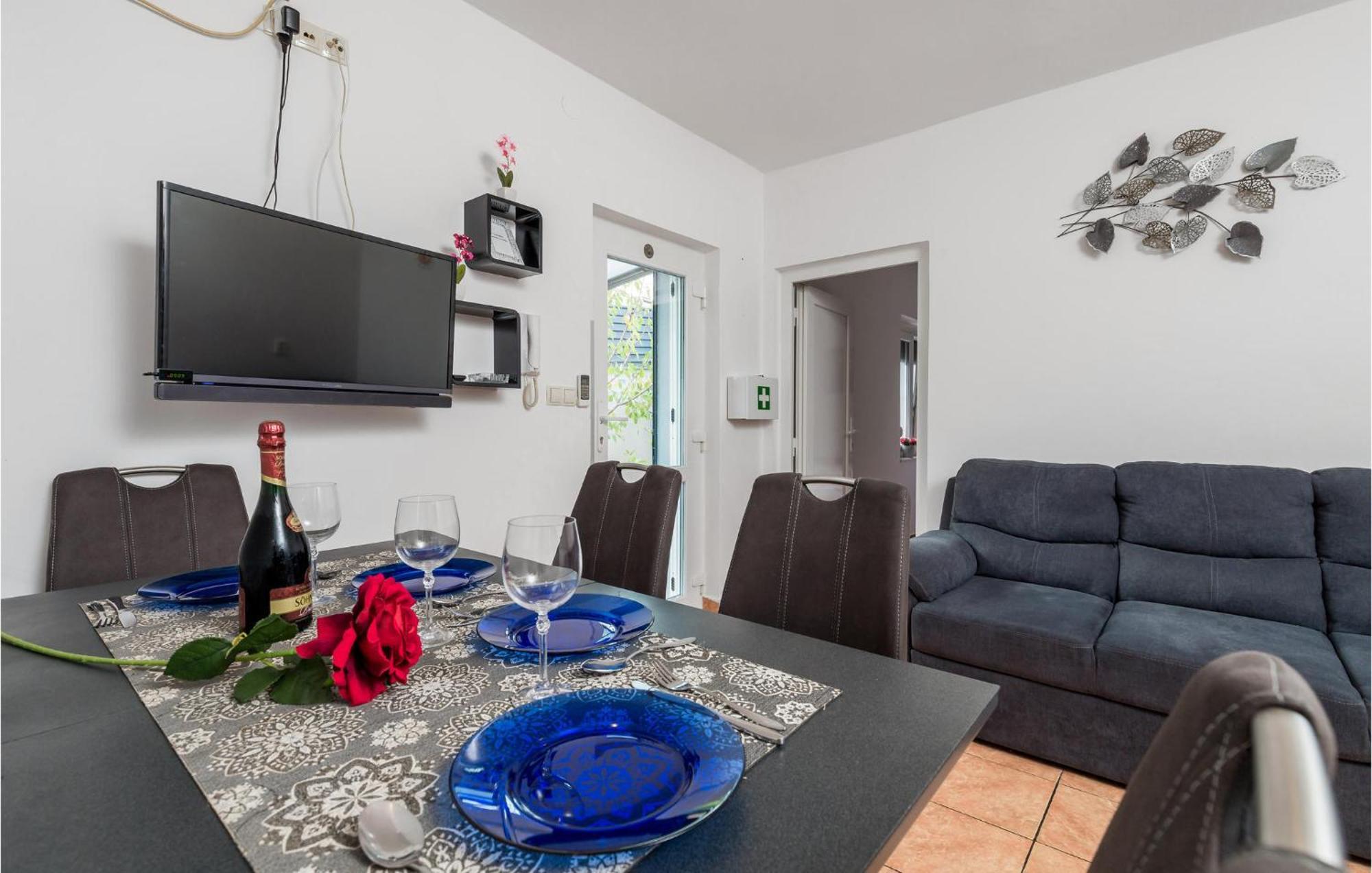 1 Bedroom Beautiful Apartment In Vrh Vrh  Kültér fotó