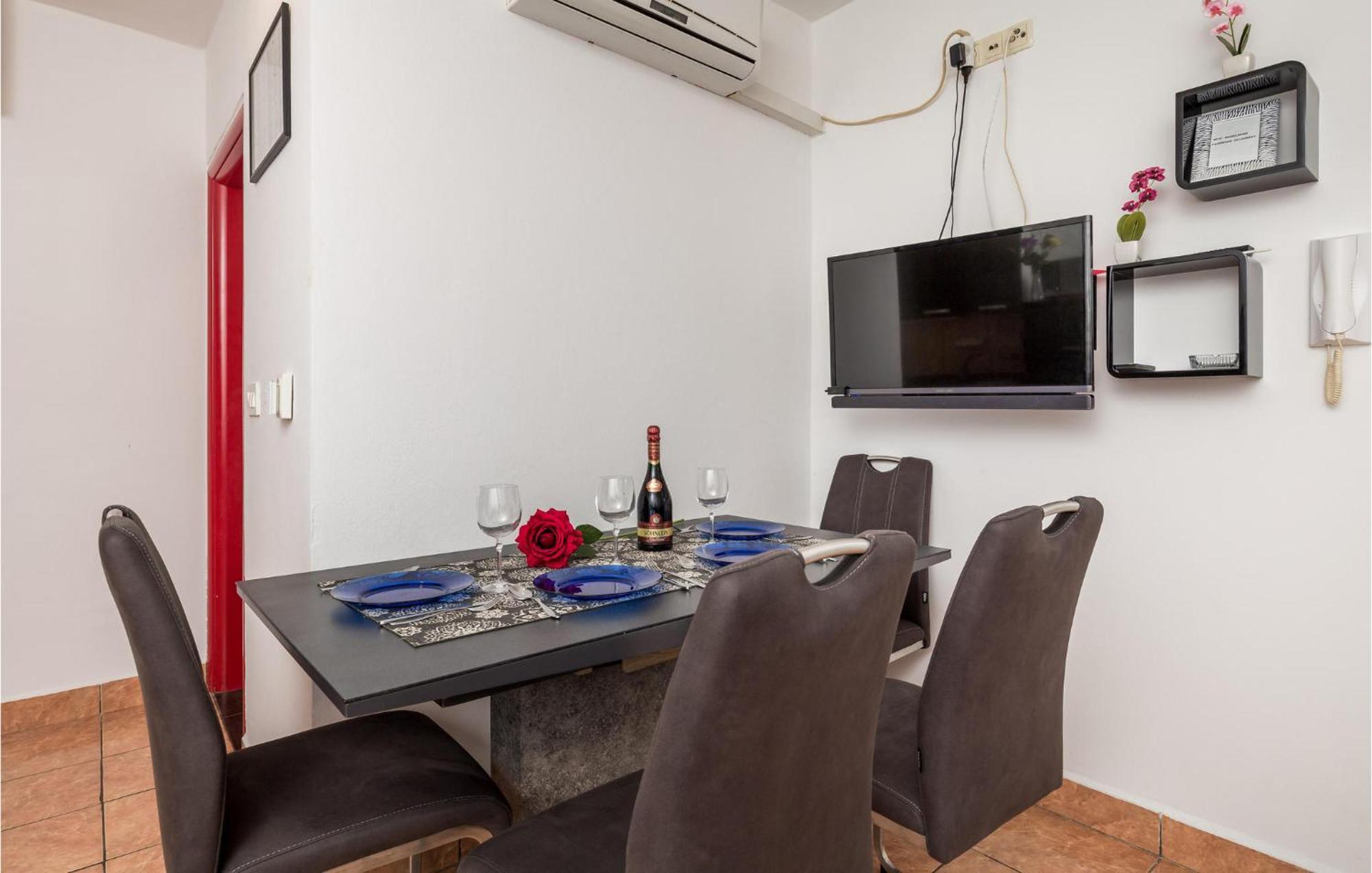 1 Bedroom Beautiful Apartment In Vrh Vrh  Kültér fotó