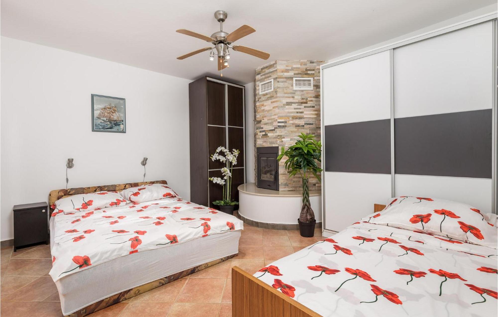 1 Bedroom Beautiful Apartment In Vrh Vrh  Kültér fotó