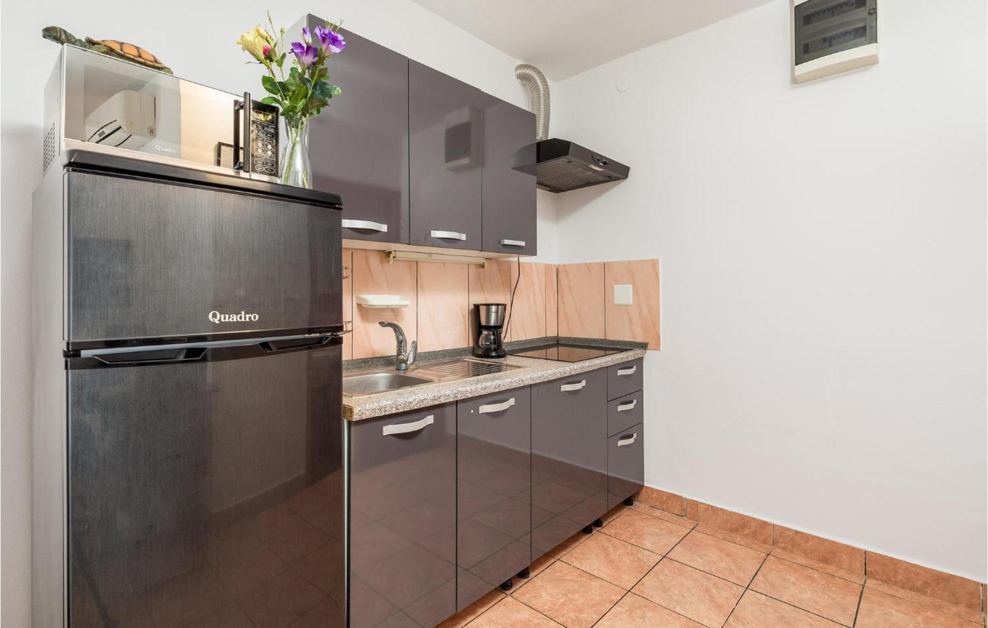 1 Bedroom Beautiful Apartment In Vrh Vrh  Kültér fotó