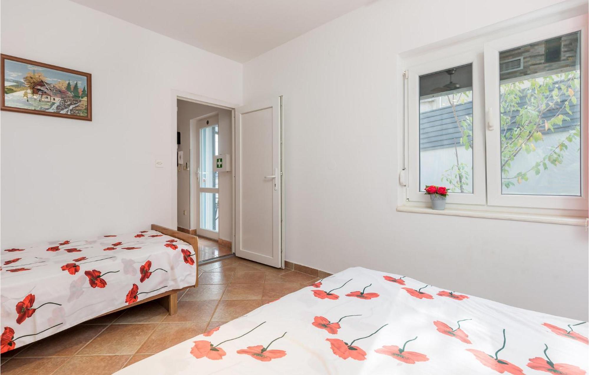 1 Bedroom Beautiful Apartment In Vrh Vrh  Kültér fotó
